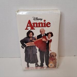 Disney's Annie VHS Tape All Star Cast w Kathy Bates Alan Cumming NEW SEALED VIN